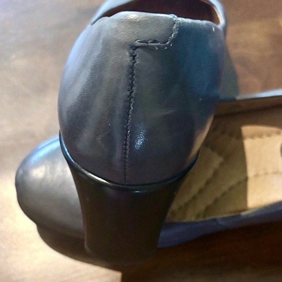 Earth Admiral Blue Leather Women's Heels - Picture 7 of 14